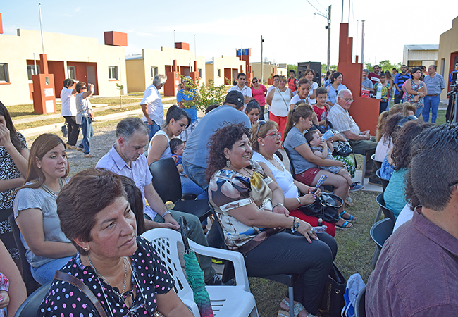 3.3Familias de ADEP presenciando el acto de entrega