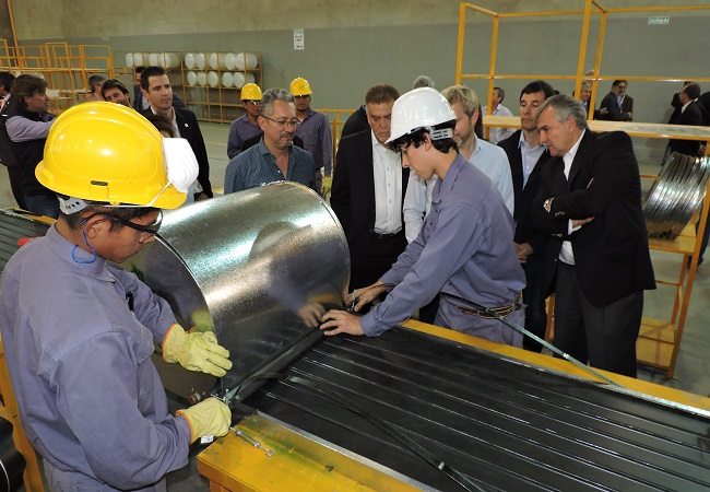 2.Palpalá Visita de autoridades a la Fábrica de termotanques solares ok